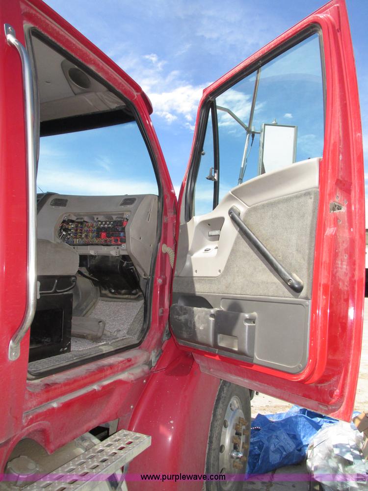 image for item G9998 2001 Sterling L9500 semi truck