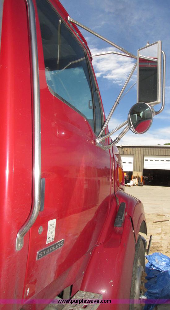 image for item G9998 2001 Sterling L9500 semi truck