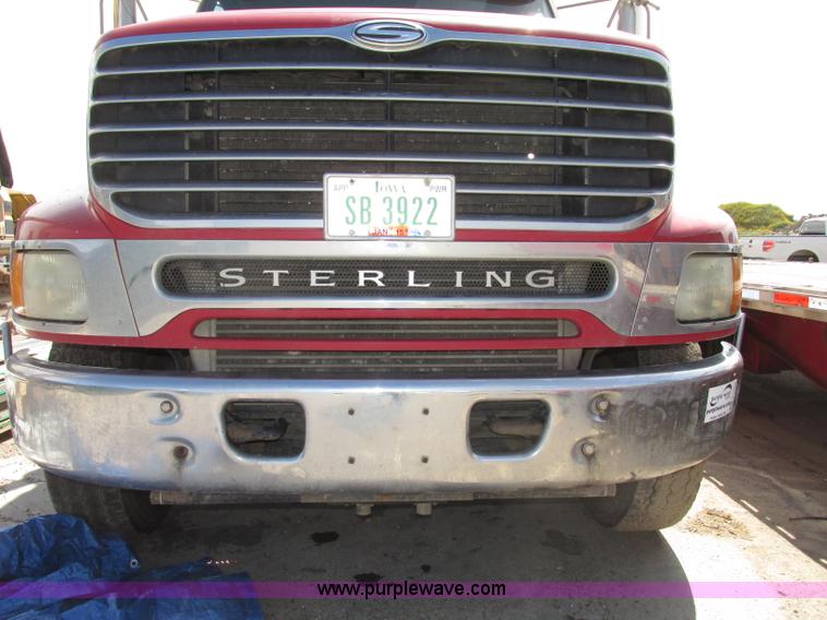 image for item G9998 2001 Sterling L9500 semi truck