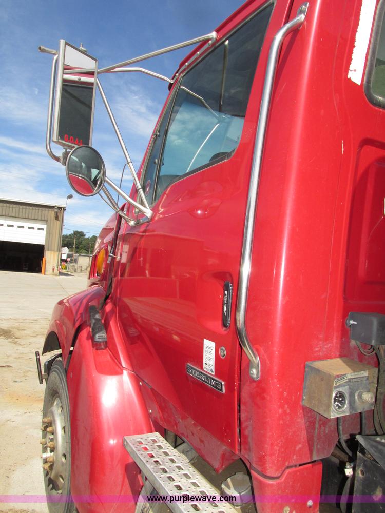 image for item G9998 2001 Sterling L9500 semi truck