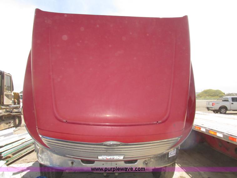 image for item G9998 2001 Sterling L9500 semi truck