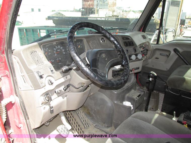 image for item G9998 2001 Sterling L9500 semi truck