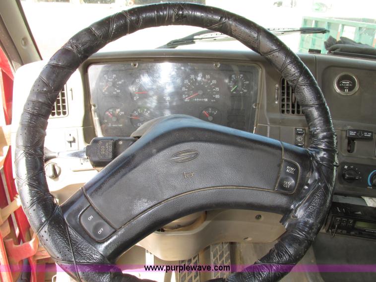 image for item G9998 2001 Sterling L9500 semi truck