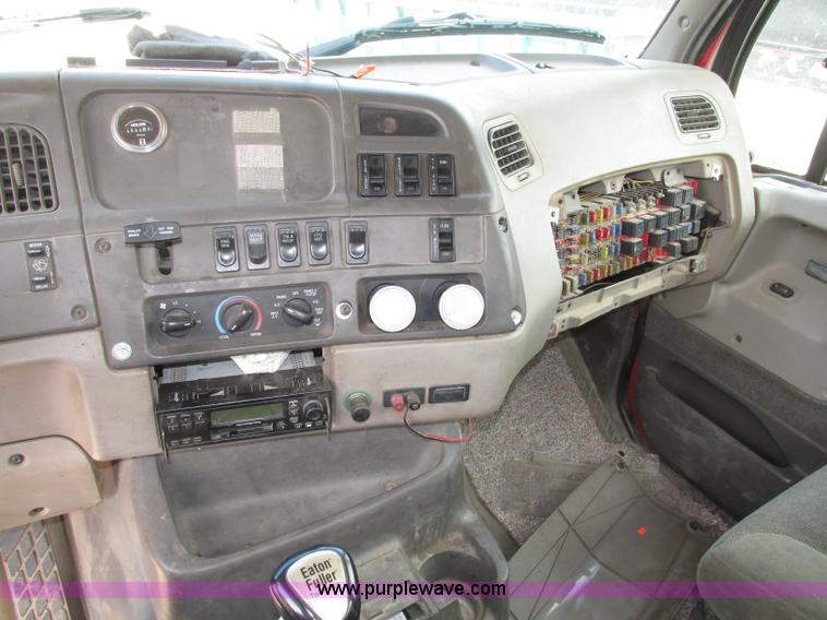 image for item G9998 2001 Sterling L9500 semi truck