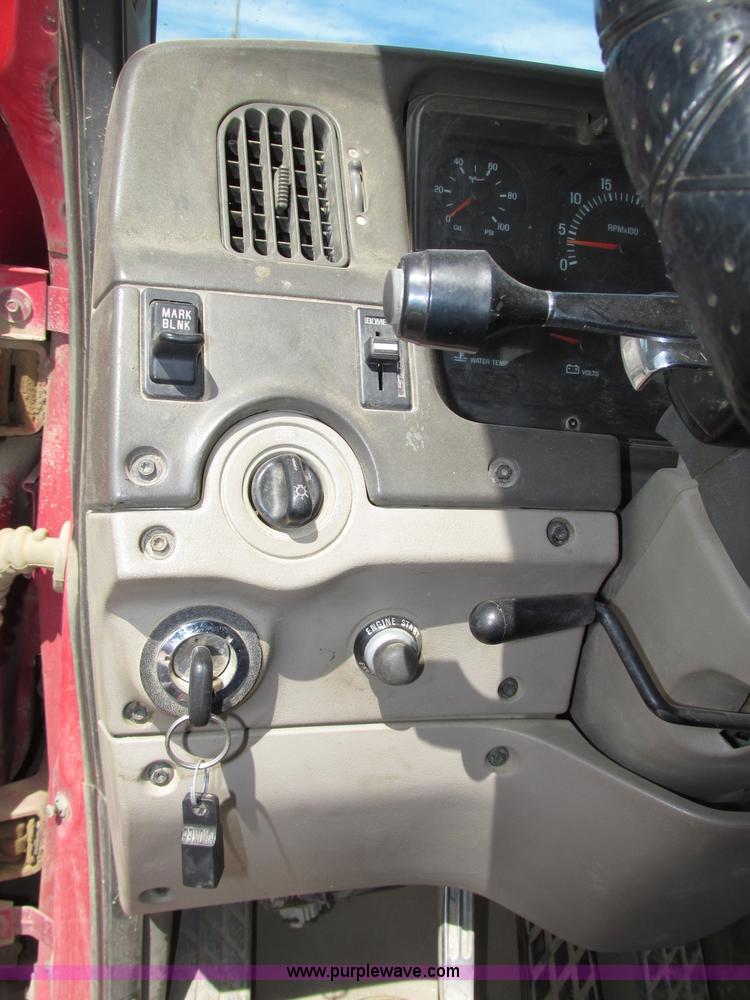 image for item G9998 2001 Sterling L9500 semi truck