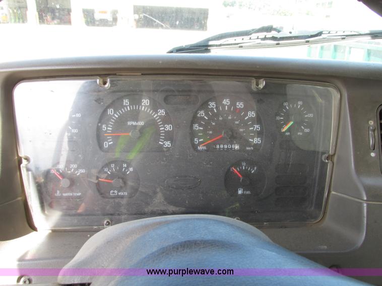 image for item G9998 2001 Sterling L9500 semi truck