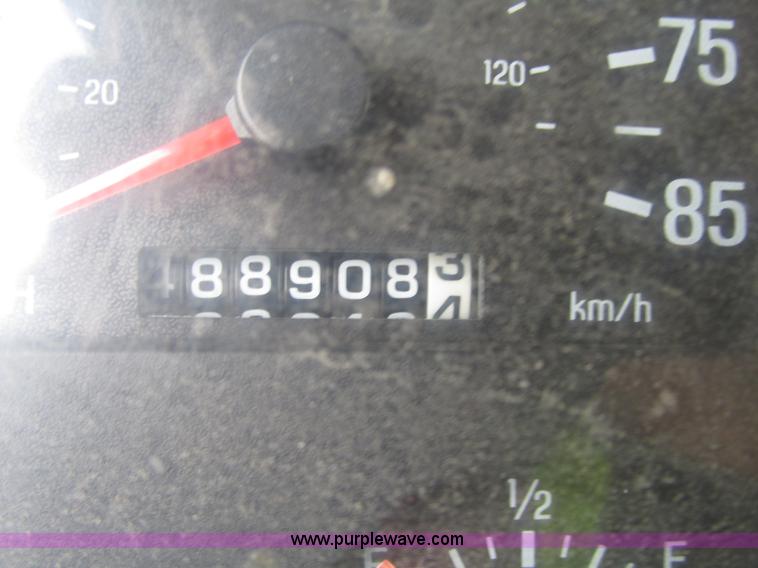 image for item G9998 2001 Sterling L9500 semi truck