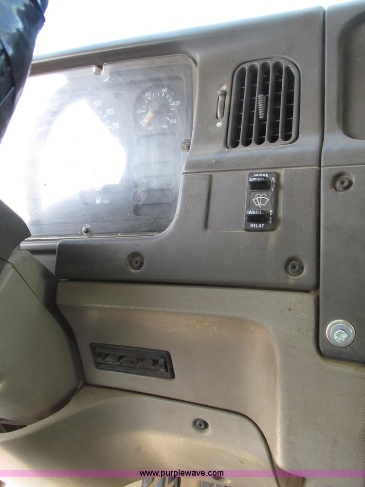 image for item G9998 2001 Sterling L9500 semi truck