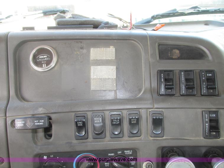 image for item G9998 2001 Sterling L9500 semi truck