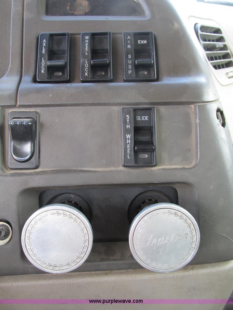 image for item G9998 2001 Sterling L9500 semi truck