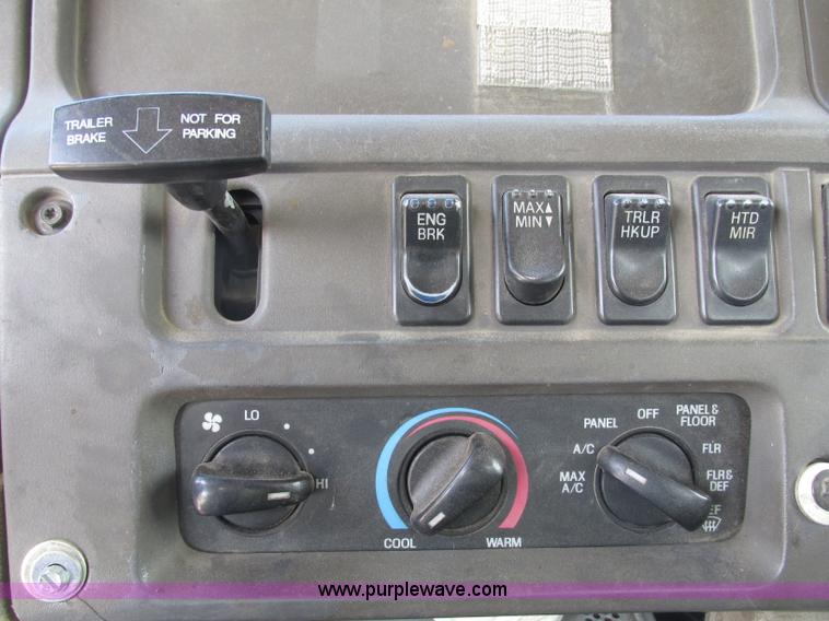 image for item G9998 2001 Sterling L9500 semi truck