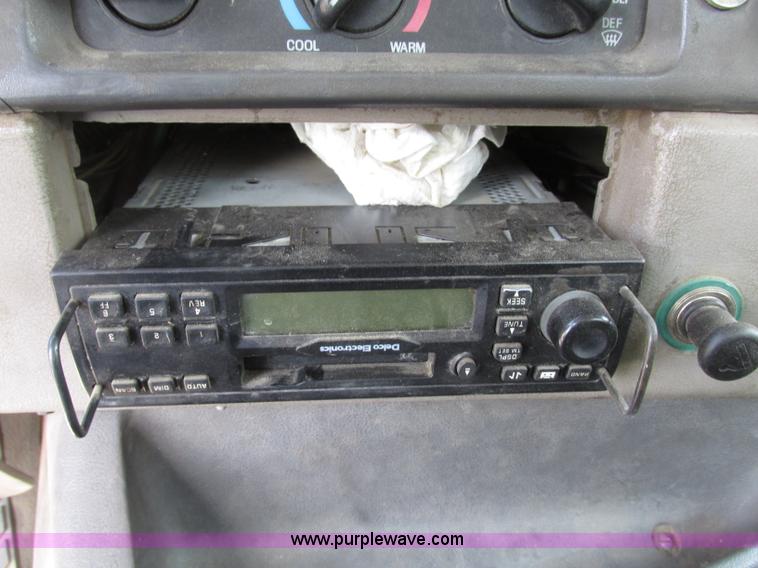 image for item G9998 2001 Sterling L9500 semi truck