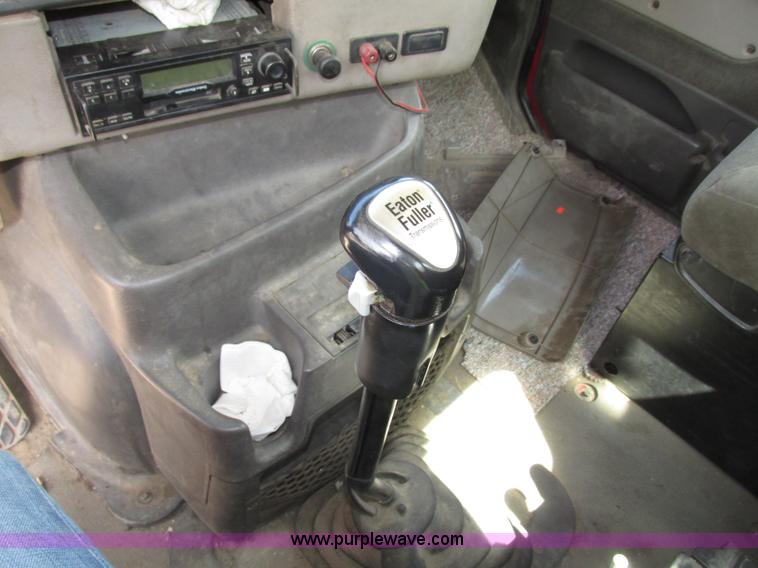 image for item G9998 2001 Sterling L9500 semi truck