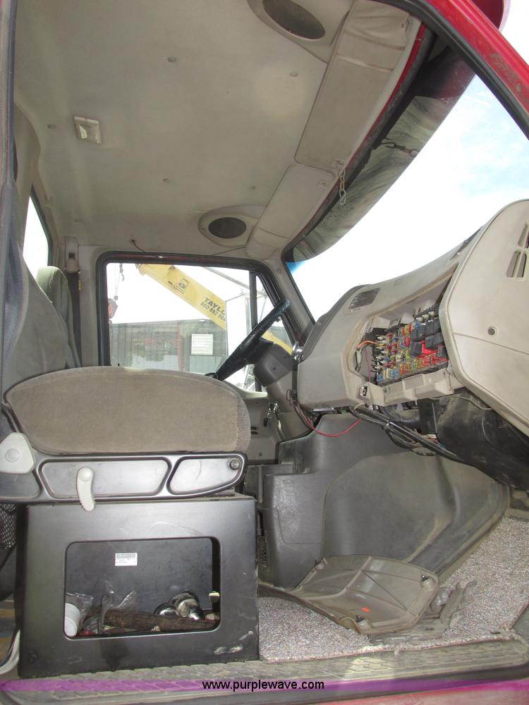 image for item G9998 2001 Sterling L9500 semi truck