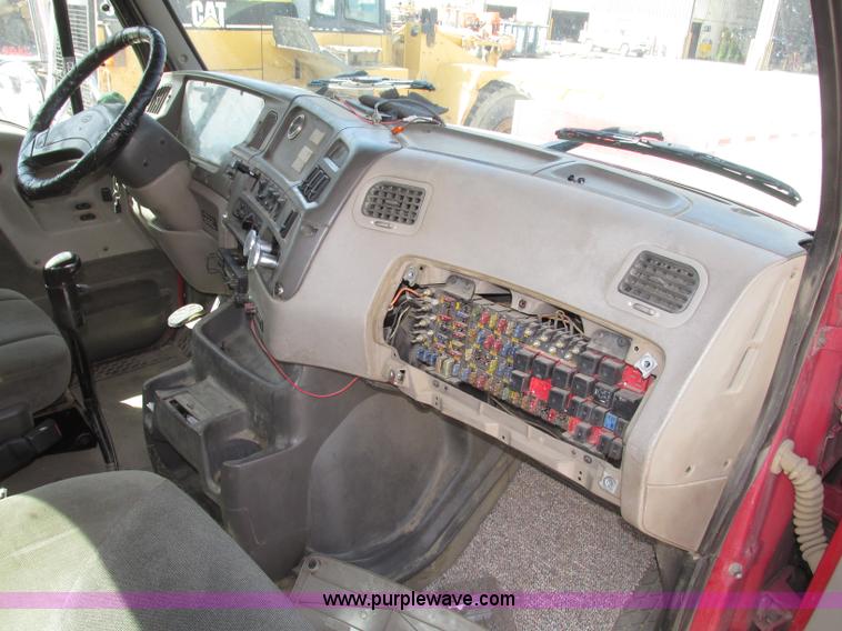 image for item G9998 2001 Sterling L9500 semi truck