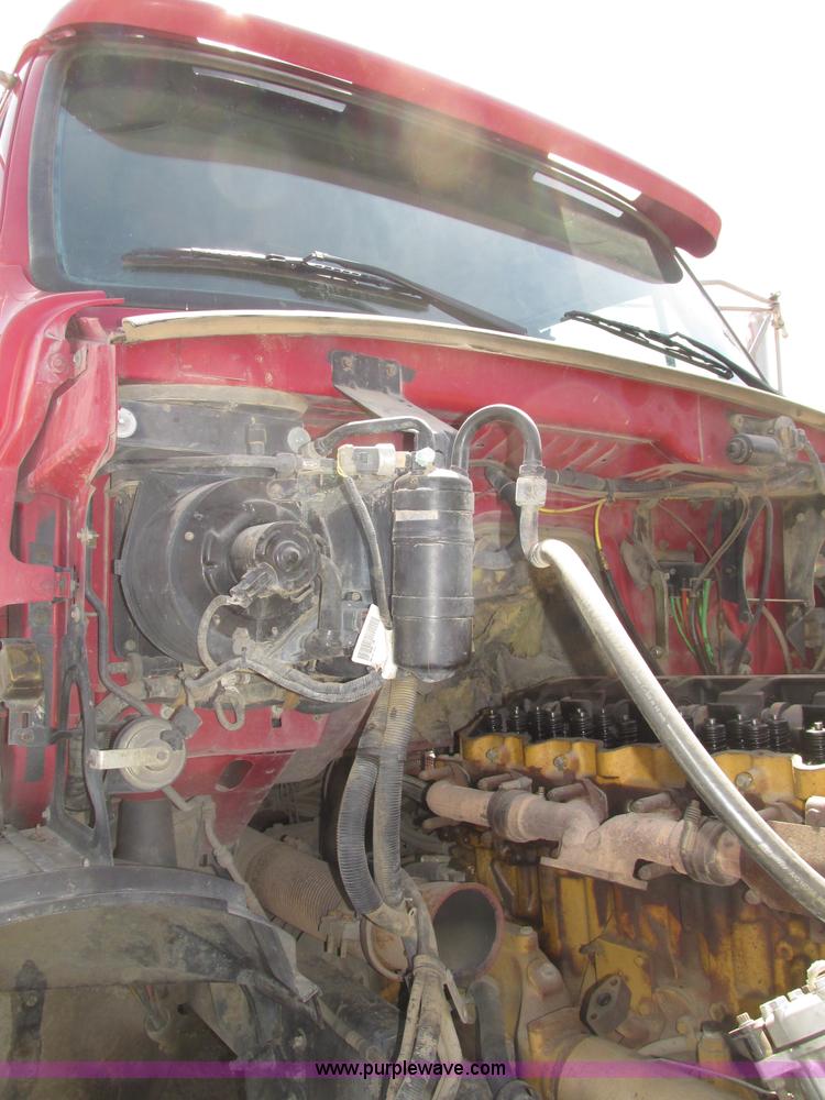 image for item G9998 2001 Sterling L9500 semi truck