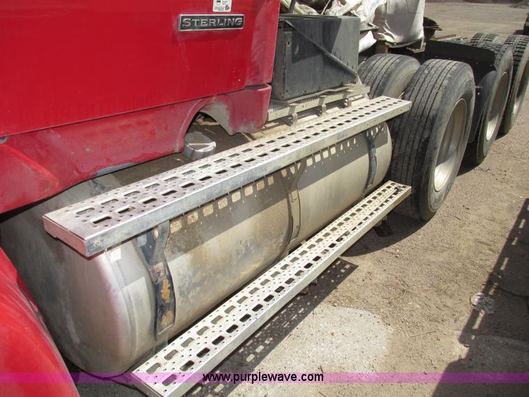 image for item G9998 2001 Sterling L9500 semi truck