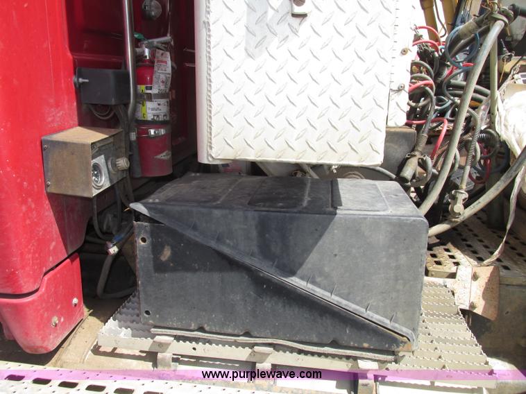 image for item G9998 2001 Sterling L9500 semi truck