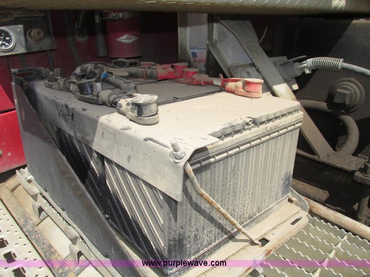 image for item G9998 2001 Sterling L9500 semi truck