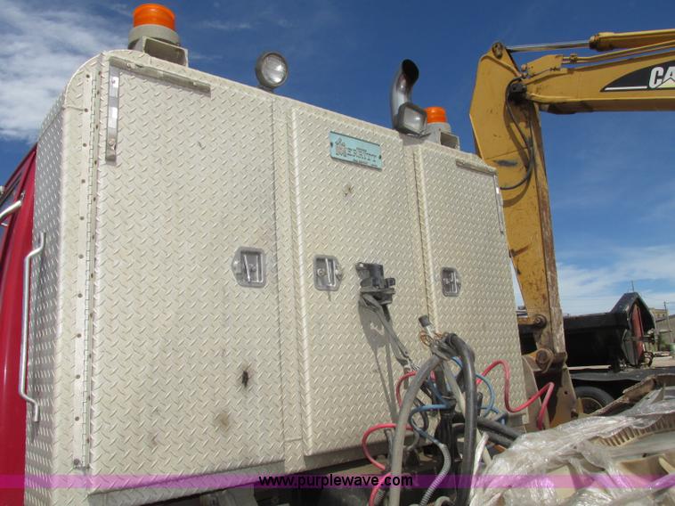 image for item G9998 2001 Sterling L9500 semi truck