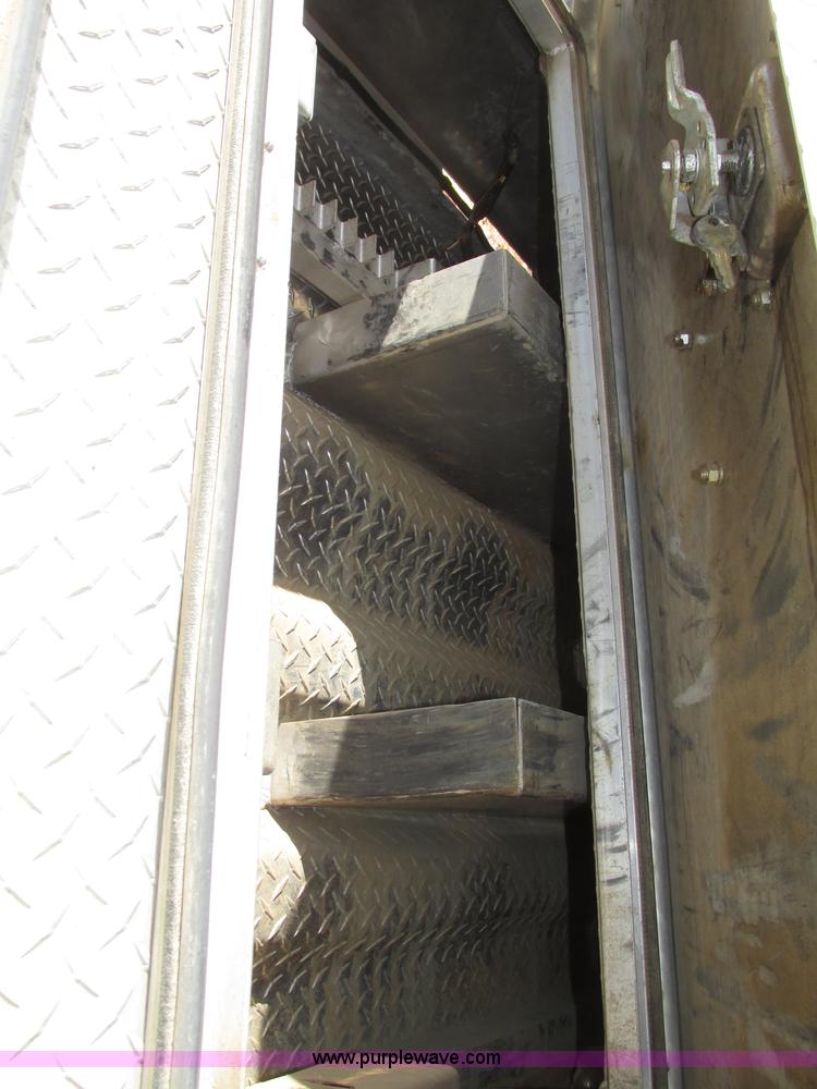 image for item G9998 2001 Sterling L9500 semi truck