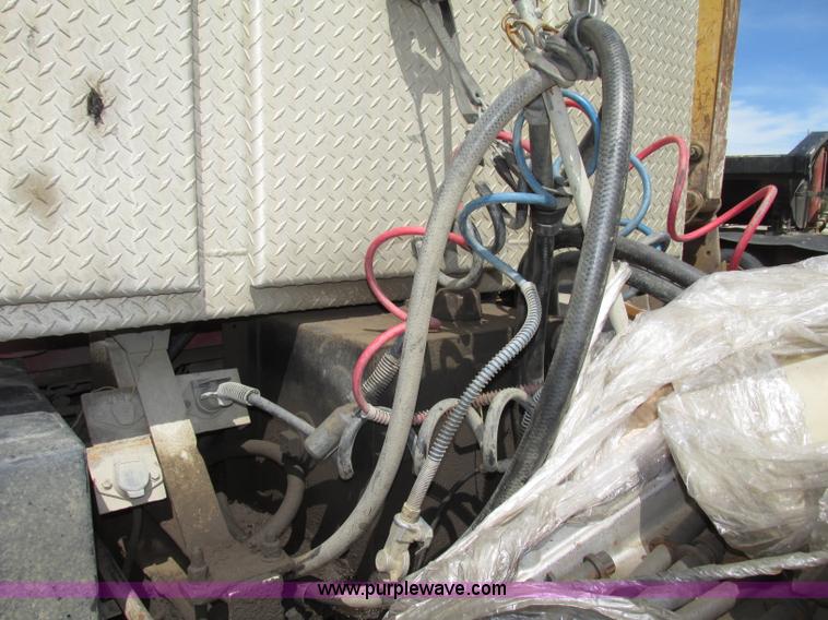 image for item G9998 2001 Sterling L9500 semi truck