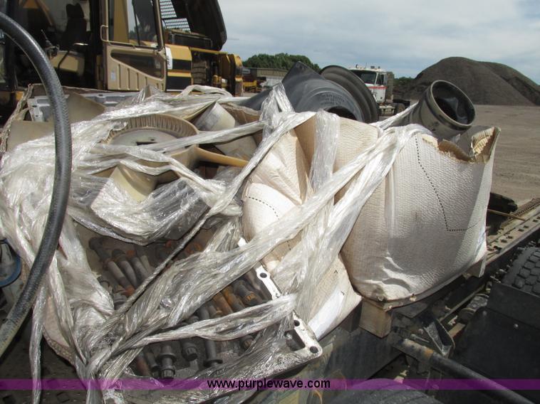 image for item G9998 2001 Sterling L9500 semi truck