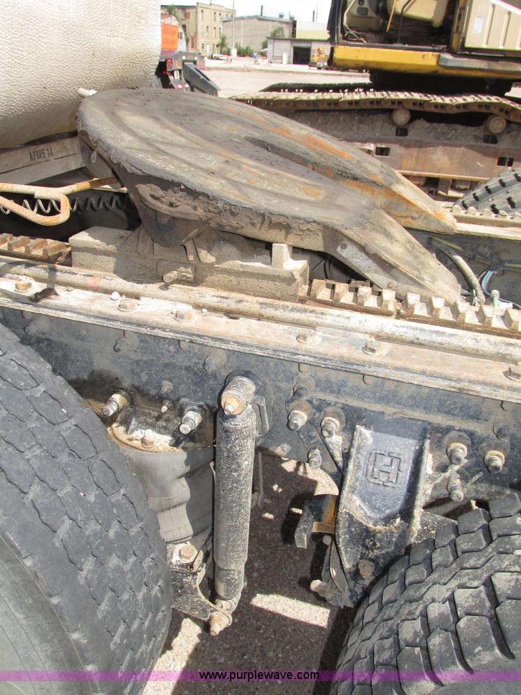 image for item G9998 2001 Sterling L9500 semi truck