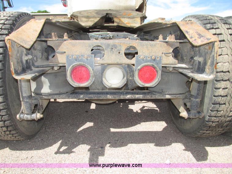 image for item G9998 2001 Sterling L9500 semi truck