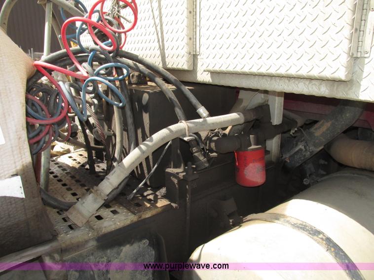 image for item G9998 2001 Sterling L9500 semi truck