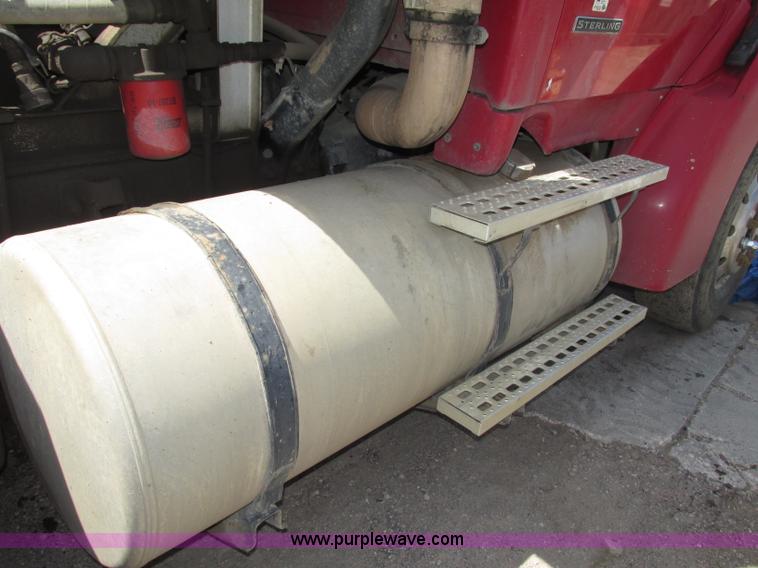 image for item G9998 2001 Sterling L9500 semi truck