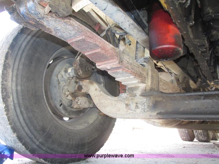 image for item G9998 2001 Sterling L9500 semi truck