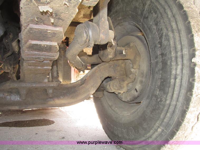 image for item G9998 2001 Sterling L9500 semi truck