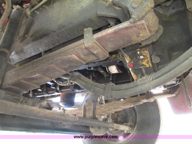 image for item G9998 2001 Sterling L9500 semi truck