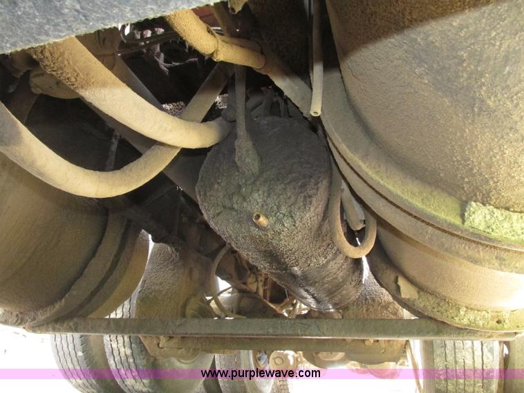 image for item G9998 2001 Sterling L9500 semi truck