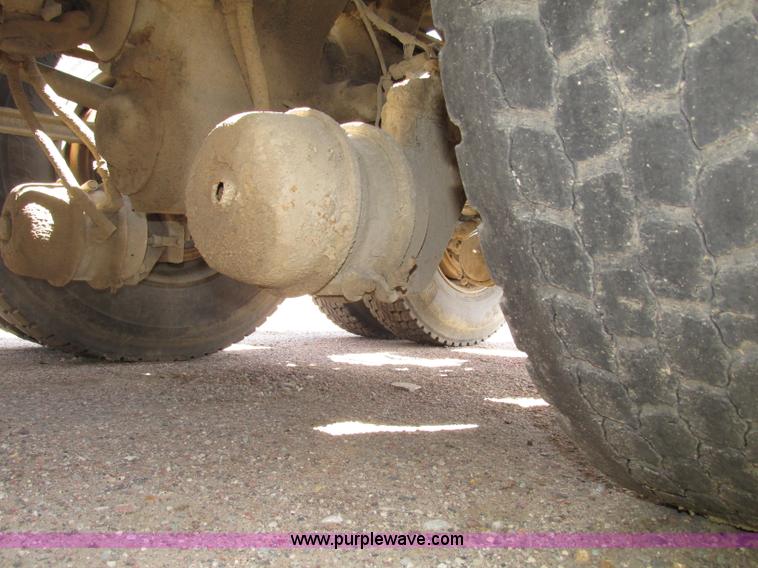 image for item G9998 2001 Sterling L9500 semi truck