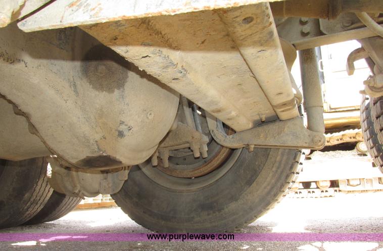 image for item G9998 2001 Sterling L9500 semi truck