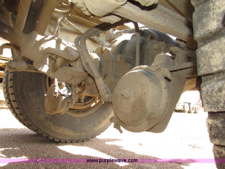 image for item G9998 2001 Sterling L9500 semi truck