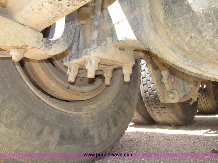 image for item G9998 2001 Sterling L9500 semi truck