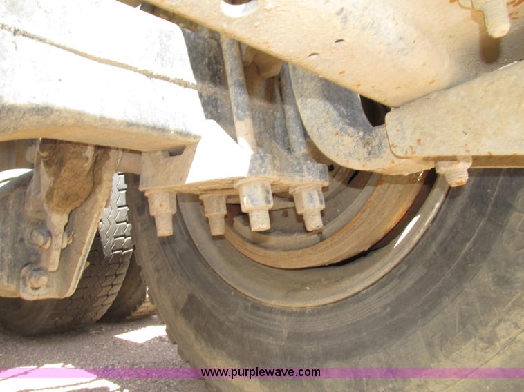 image for item G9998 2001 Sterling L9500 semi truck