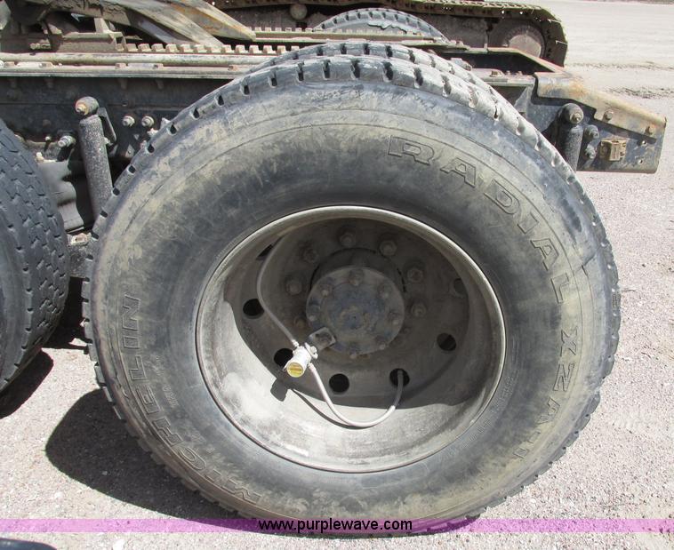 image for item G9998 2001 Sterling L9500 semi truck