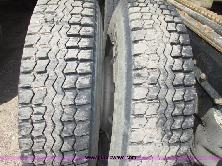 image for item G9998 2001 Sterling L9500 semi truck