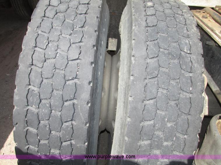 image for item G9998 2001 Sterling L9500 semi truck