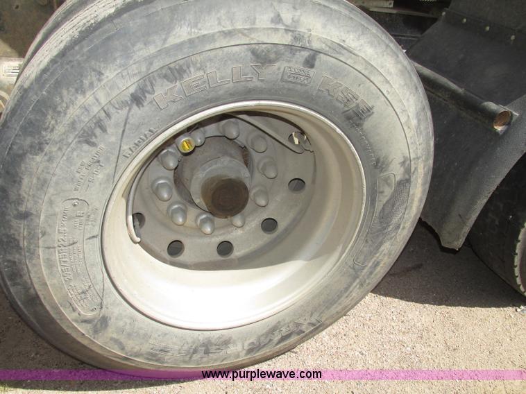 image for item G9998 2001 Sterling L9500 semi truck