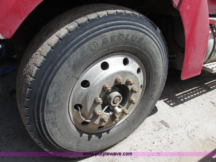 image for item G9998 2001 Sterling L9500 semi truck