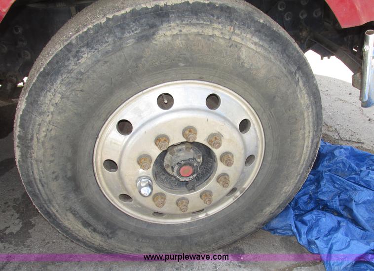 image for item G9998 2001 Sterling L9500 semi truck