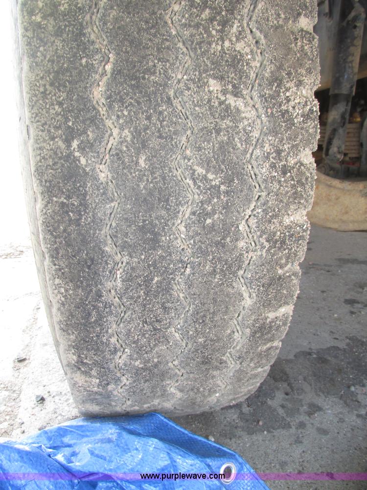 image for item G9998 2001 Sterling L9500 semi truck