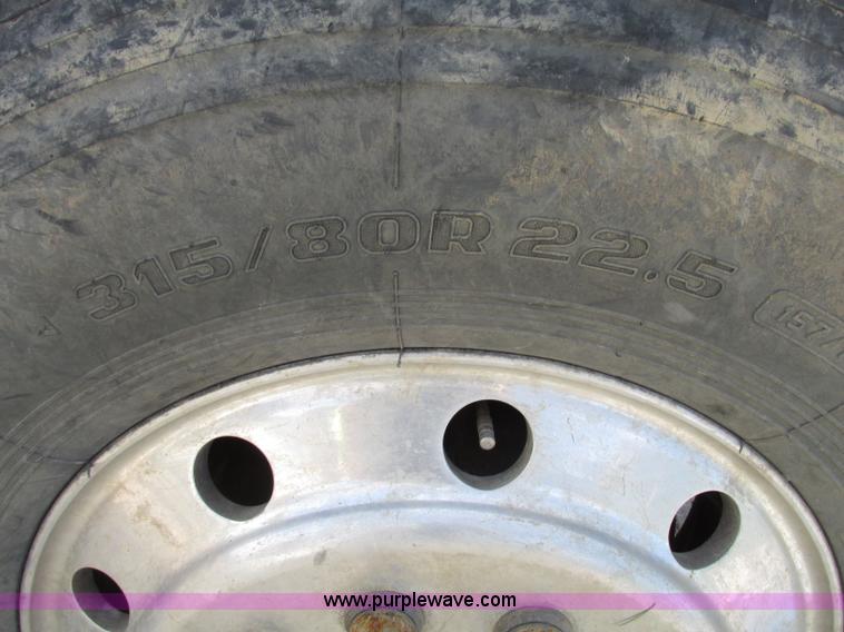 image for item G9998 2001 Sterling L9500 semi truck