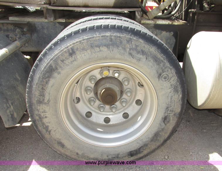 image for item G9998 2001 Sterling L9500 semi truck