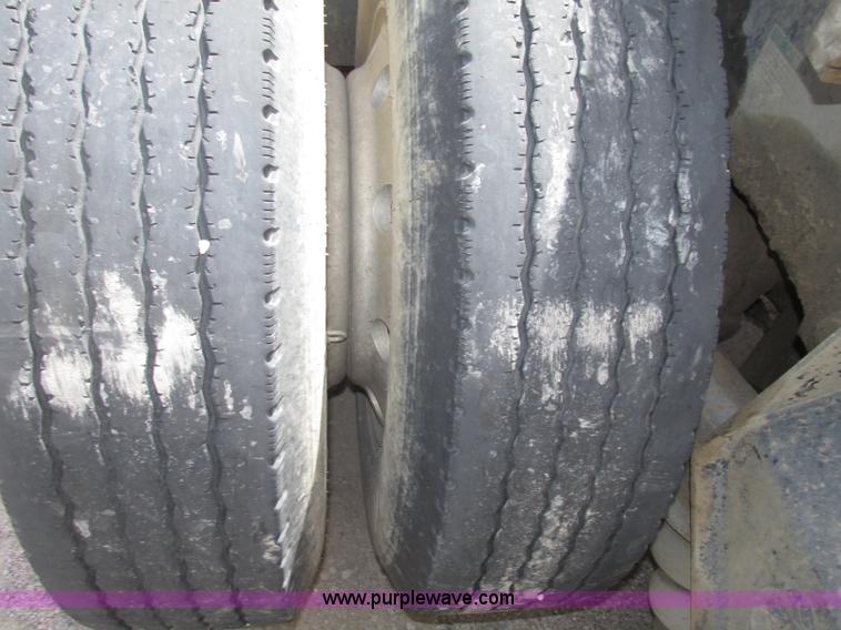 image for item G9998 2001 Sterling L9500 semi truck